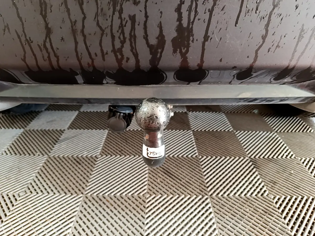 Gros plan sous l’arrière d’une Peugeot 2008 gris foncé montrant la boule d’attelage avec étiquette 75 kg.