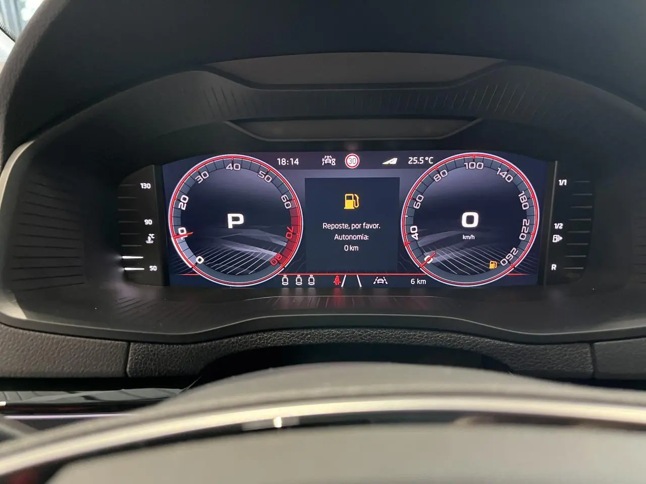 Tableau de bord digital du Skoda Karoq 1.5 TSI Sportline affichant vitesse et message de carburant faible.