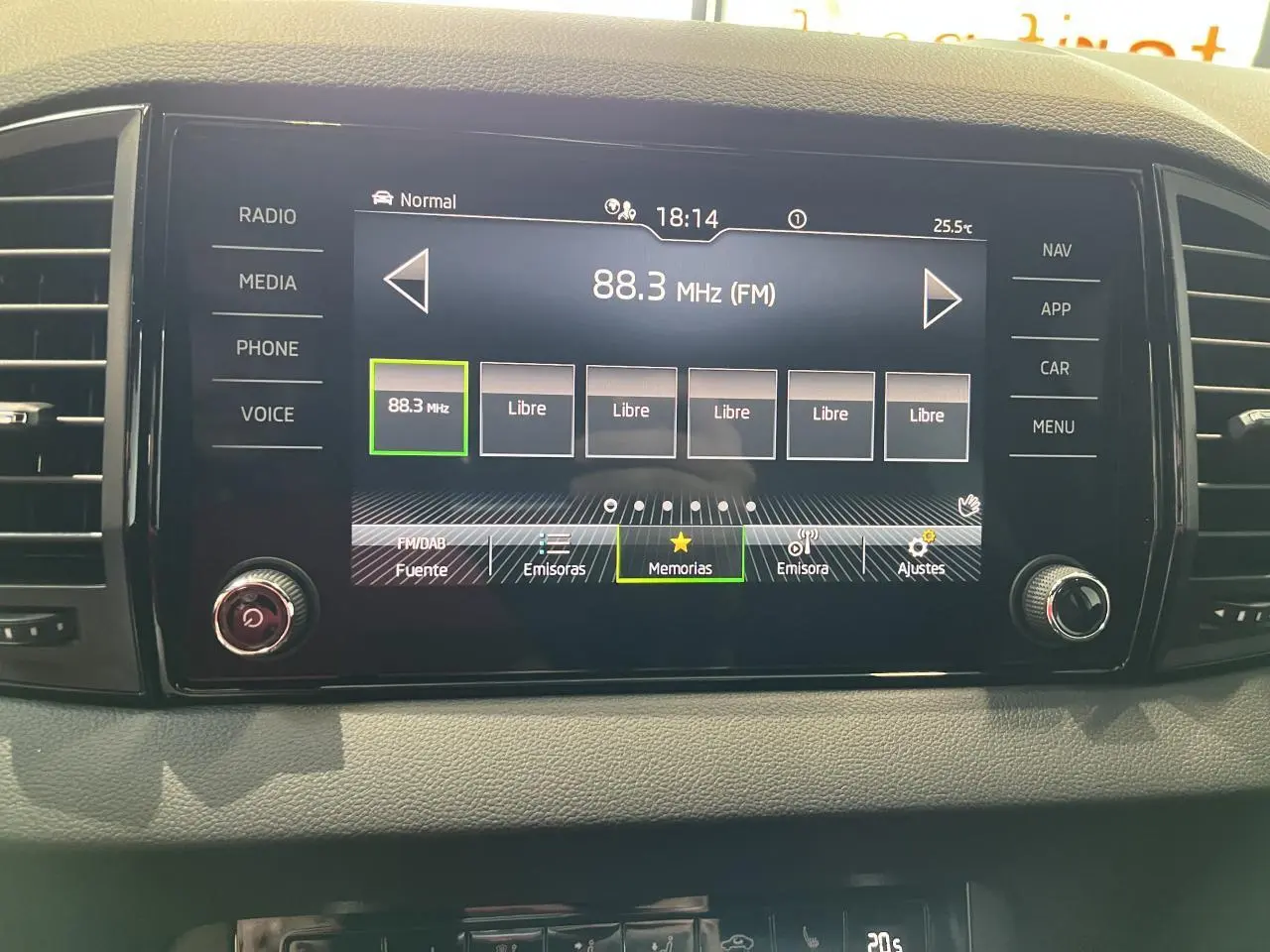 Écran tactile central du système multimédia du Skoda Karoq 2025 avec interface radio FM affichée.