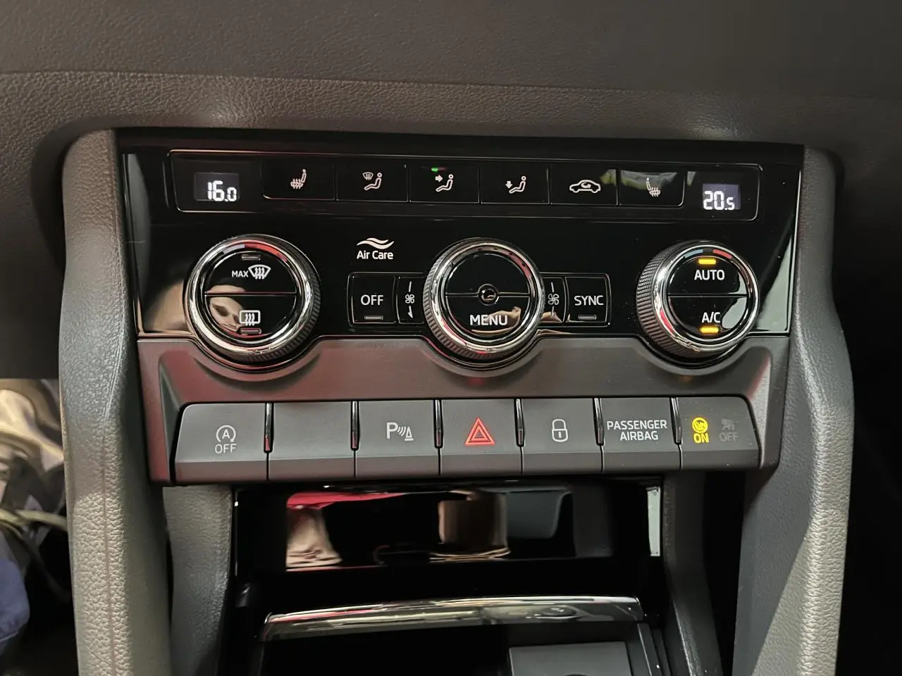 Panneau de climatisation automatique tri-zone noir brillant avec commandes rotatives et boutons multifonctions dans un Skoda Karoq gris Sportline 2025