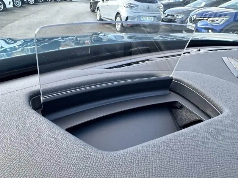 Détail intérieur du tableau de bord du DS3 1.2 Hybride 145 Étoile 2025, avec écran tête haute transparent.