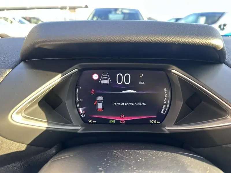 Tableau de bord numérique du DS3 1.2 Hybride 145 Étoile, affichant porte et coffre ouverts, vue frontale intérieure.