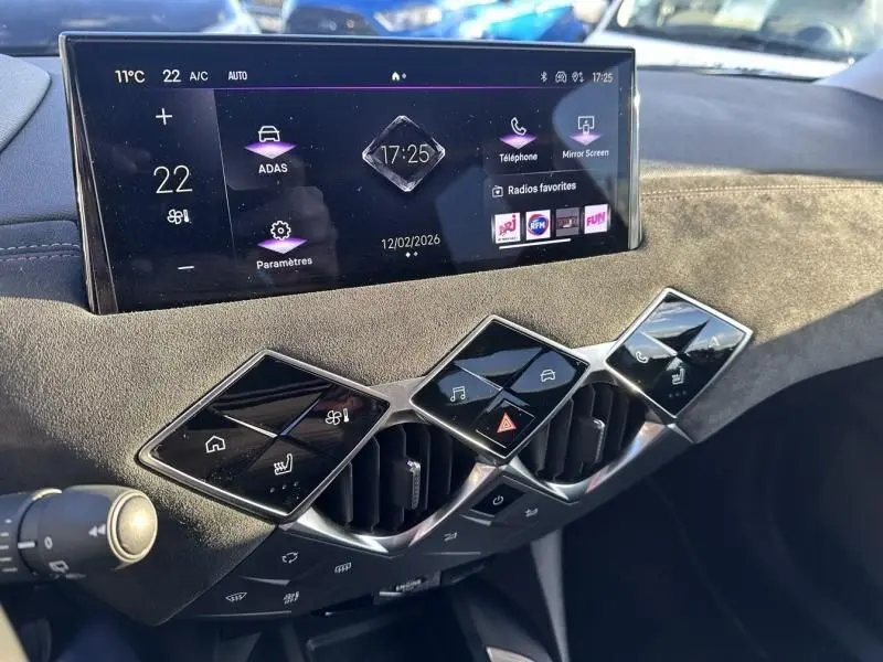 Vue rapprochée de la console centrale du DS3 1.2 Hybride 145 Étoile 2025, avec écran tactile et commandes en losange.