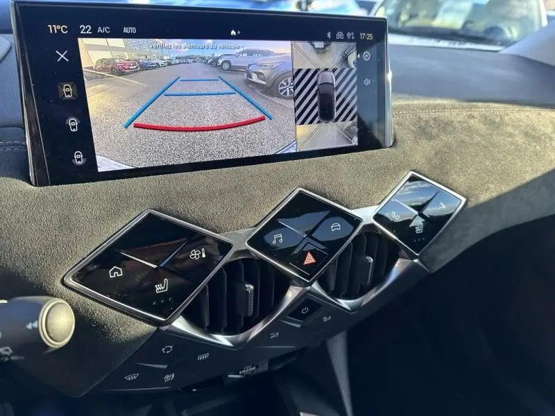 Vue rapprochée de la console centrale du DS3 1.2 Hybride 145 Étoile 2025, avec écran de caméra de recul et commandes tactiles noires.