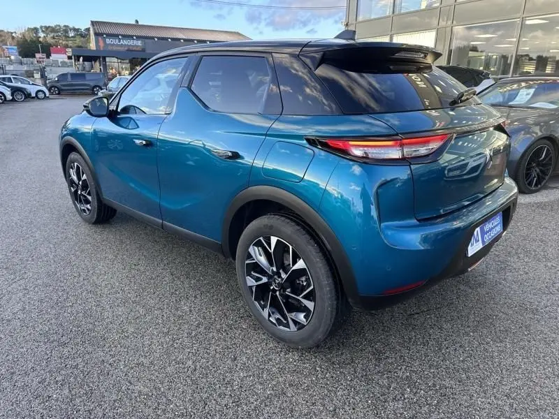 DS3 1.2 Hybride 145 Étoile bleu métal, vue 3/4 arrière droit, toit noir et jantes alliage distinctives.