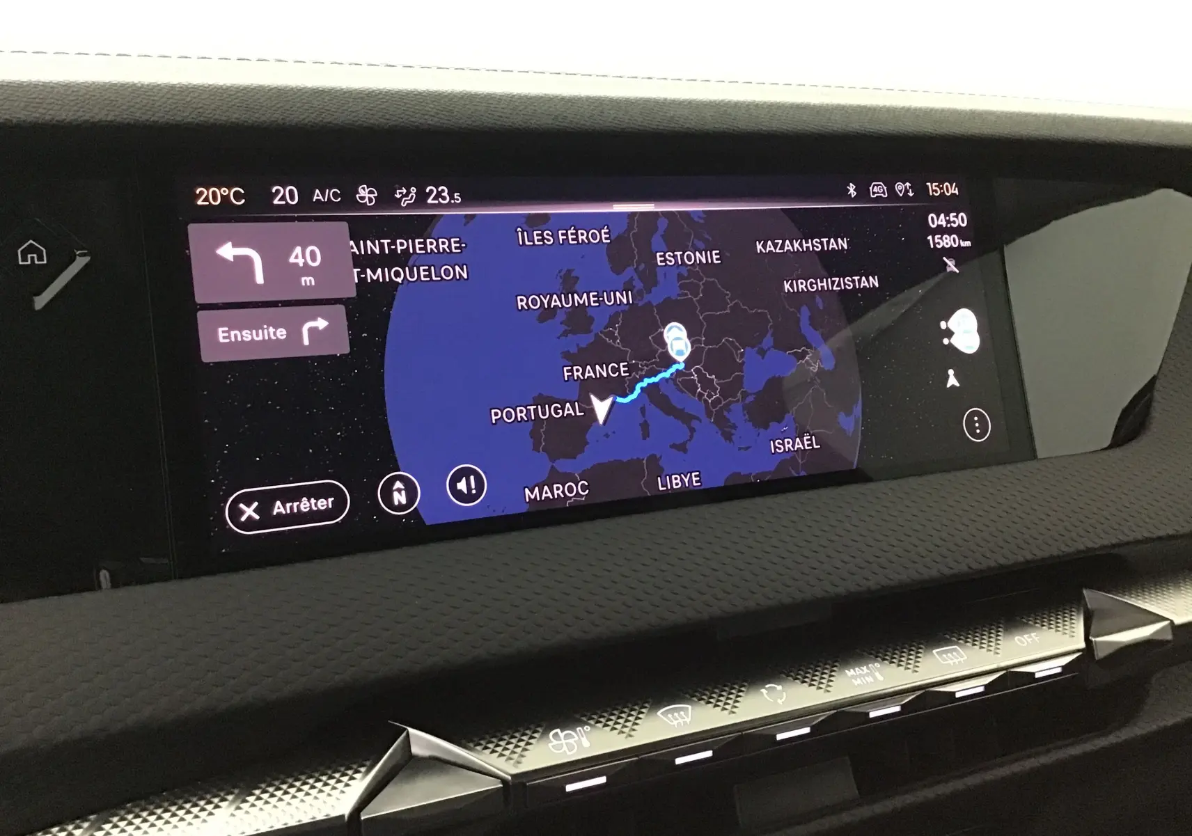 Écran tactile du système de navigation du DS4 2022 montrant un itinéraire en Europe avec commandes climatisation en dessous.