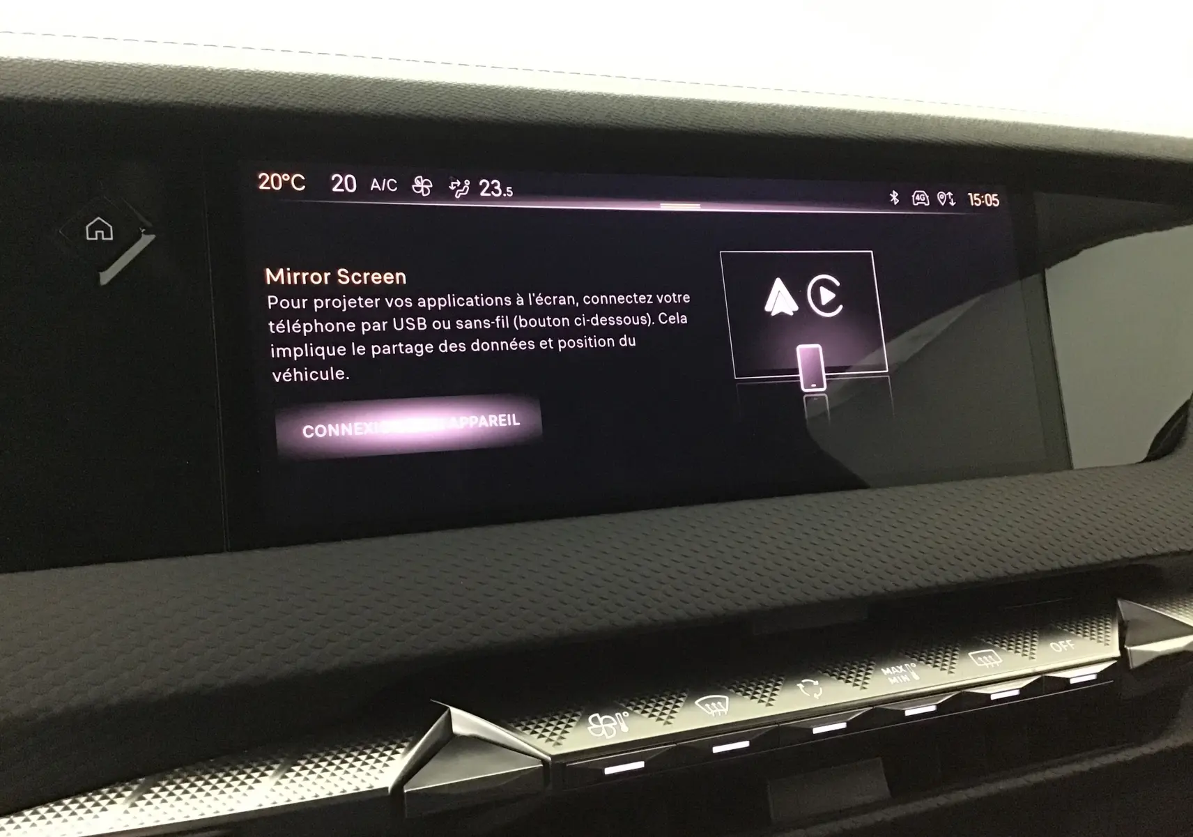 Écran tactile central du tableau de bord du DS4 2022 noir, affichant la fonction Mirror Screen et commandes climatisation.