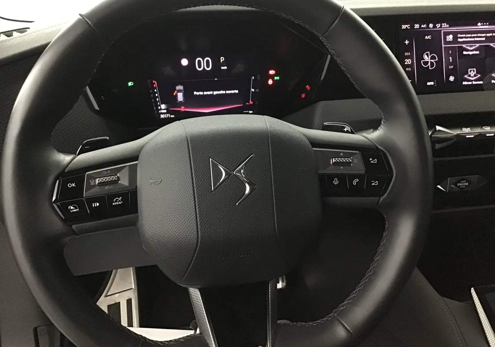 Vue rapprochée du volant noir du DS4 2022 avec commandes intégrées et tableau de bord numérique allumé.