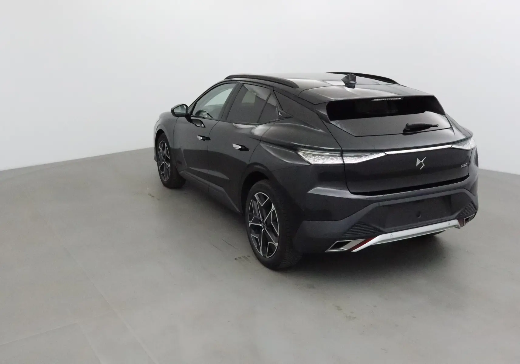 DS4 Cross Rivoli noire vue 3/4 arrière droit, soulignant ses feux effilés et jantes au design moderne.