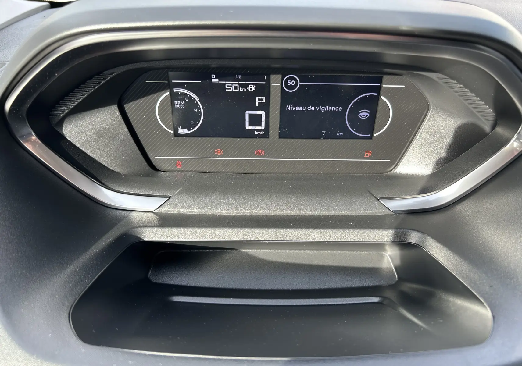 Affichage numérique du tableau de bord du Peugeot Partner Fourgon 2025, indiquant vitesse, régime et niveau de vigilance.