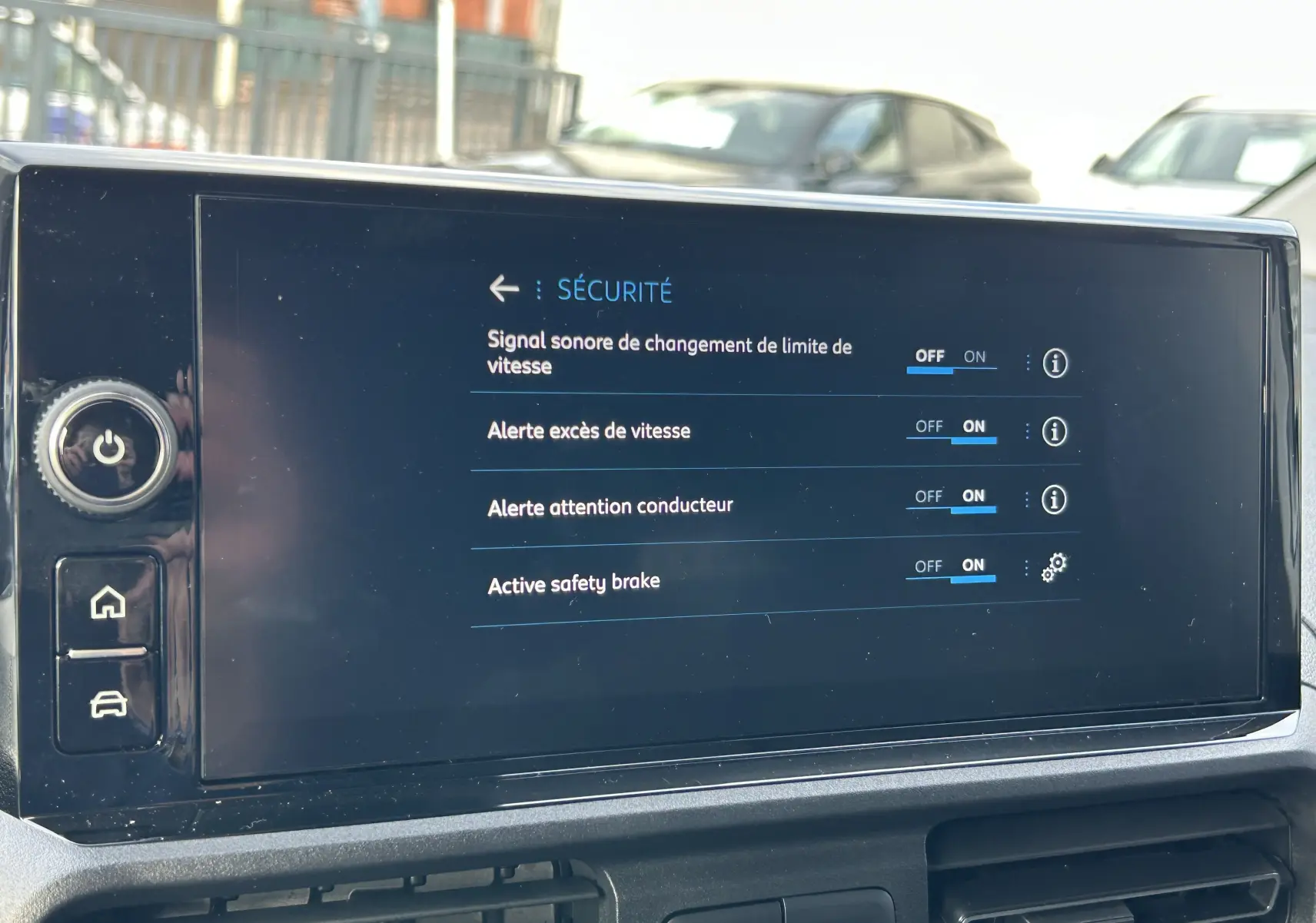 Écran tactile intérieur du Peugeot Partner Fourgon 2025 affichant les réglages de sécurité avec interface moderne.