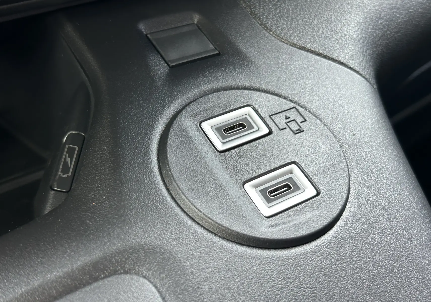 Gros plan sur les deux ports USB-C intégrés dans la console centrale du Peugeot Partner Fourgon blanc 2025.