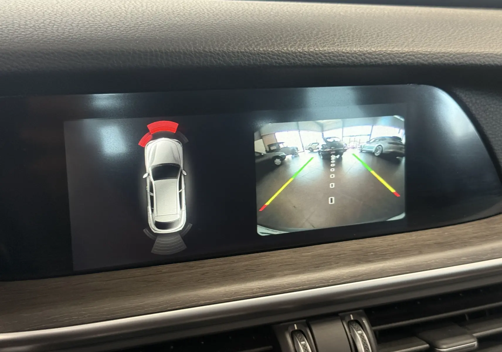Écran intérieur montrant la caméra de recul et les capteurs de proximité du tableau de bord d'un Alfa Romeo Stelvio gris 2017.