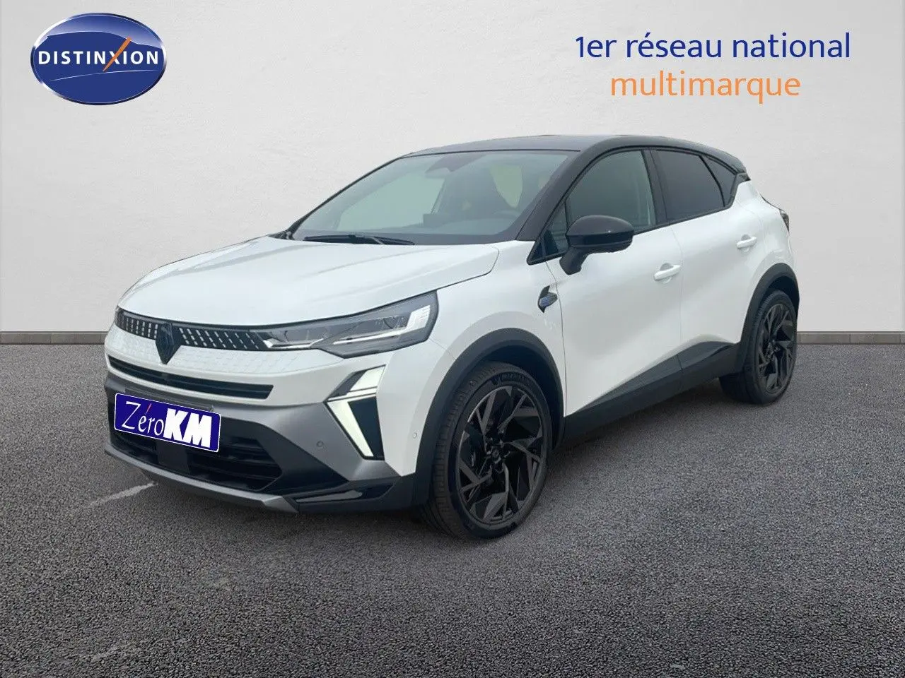 Renault Captur E-Tech hybride blanc nacré avec toit noir, vue 3/4 avant côté gauche, jantes noires distinctives.