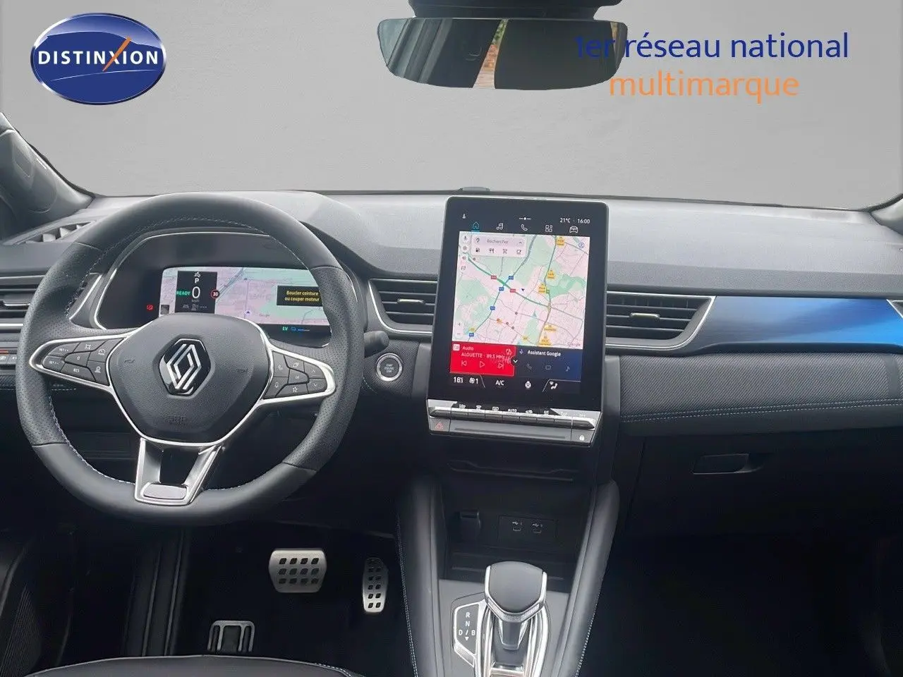 Intérieur moderne du Renault Captur E-Tech hybride 2025, vue du poste de conduite avec écran tactile central et volant multifonction.