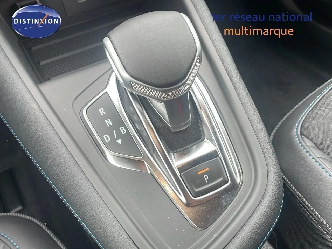 Le levier de vitesse automatique noir et chrome du Renault Captur E-Tech hybride 2025 vu en gros plan intérieur.