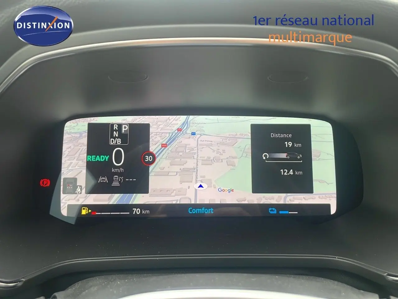 Tableau de bord numérique du Renault Captur E-Tech blanc nacré, affichant navigation et informations de conduite.