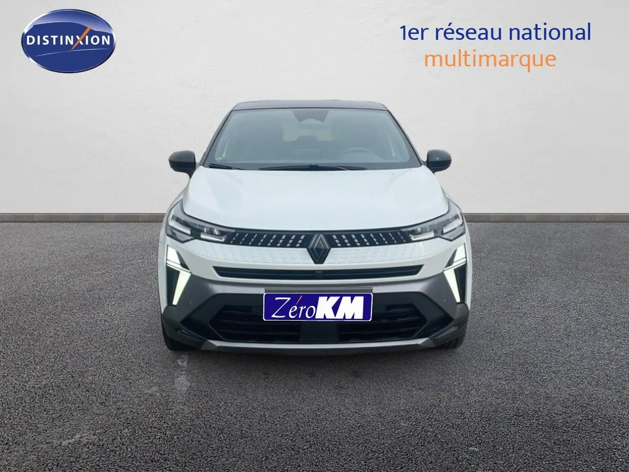 Renault Captur E-Tech hybride blanc nacré avec toit noir, vue frontale mettant en valeur ses phares LED distinctifs.