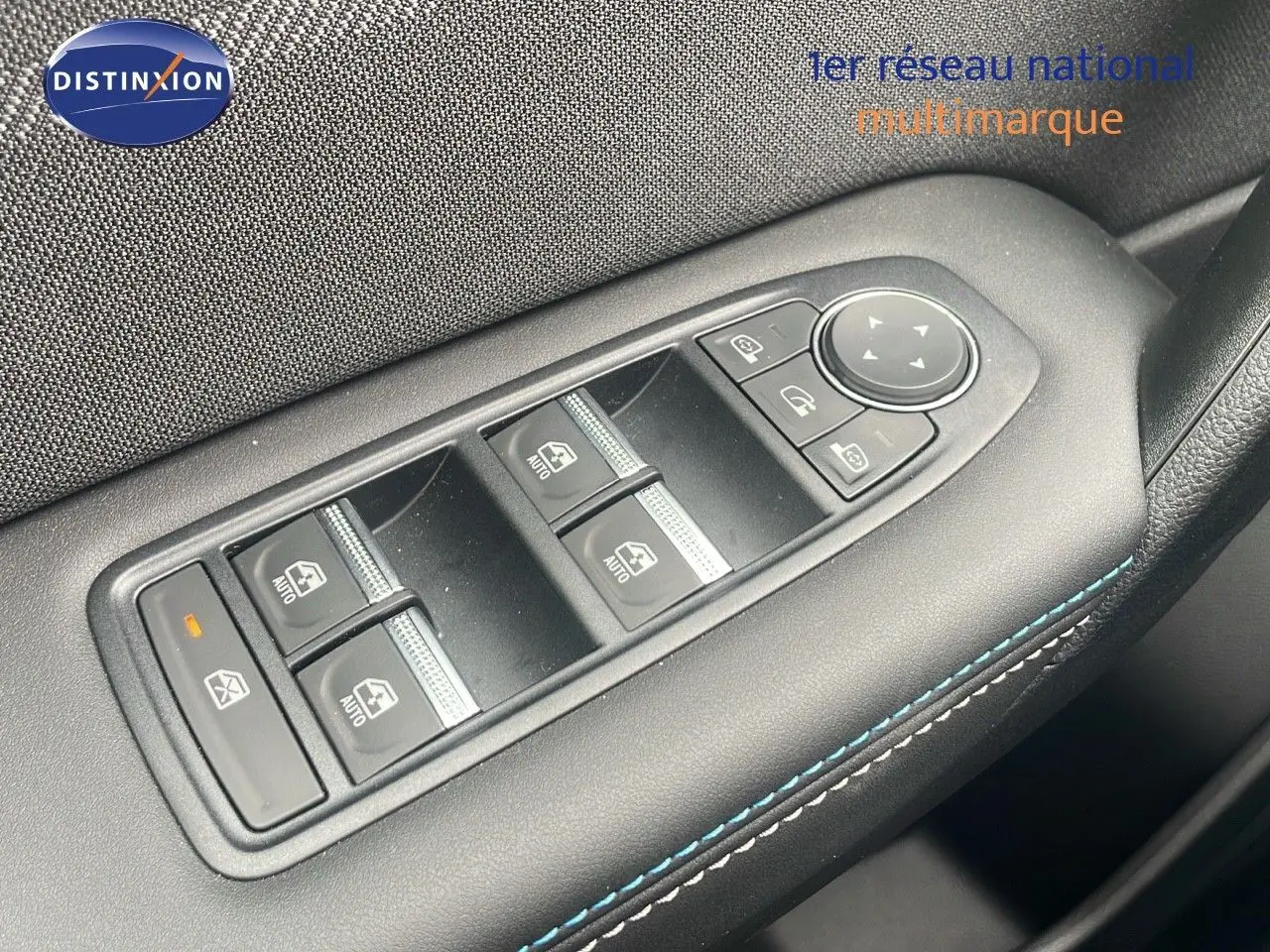 Gros plan sur les commandes des vitres et rétroviseurs côté conducteur du Renault Captur blanc nacré 2025.