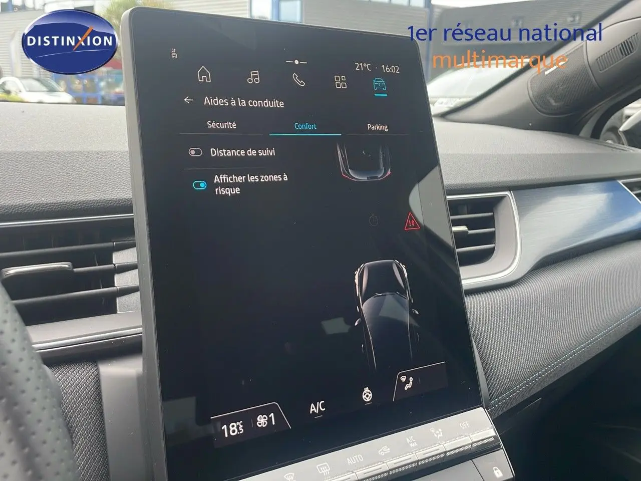 Écran tactile central du tableau de bord du Renault Captur E-Tech hybride 2025, avec commandes d’aide à la conduite visibles.