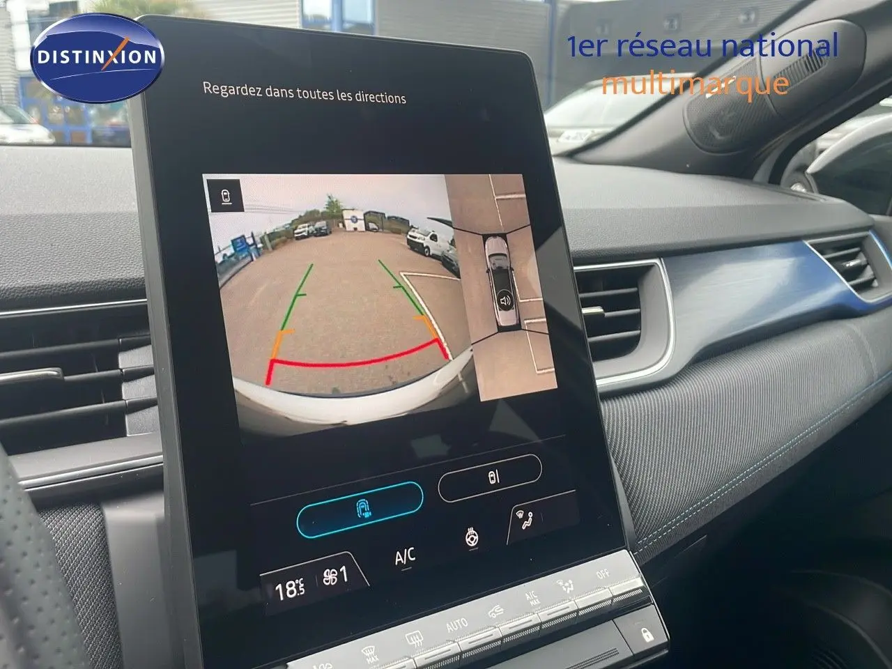 Écran central du Renault Captur E-Tech Hybrid 2025 montrant la caméra de recul avec vue panoramique en stationnement.