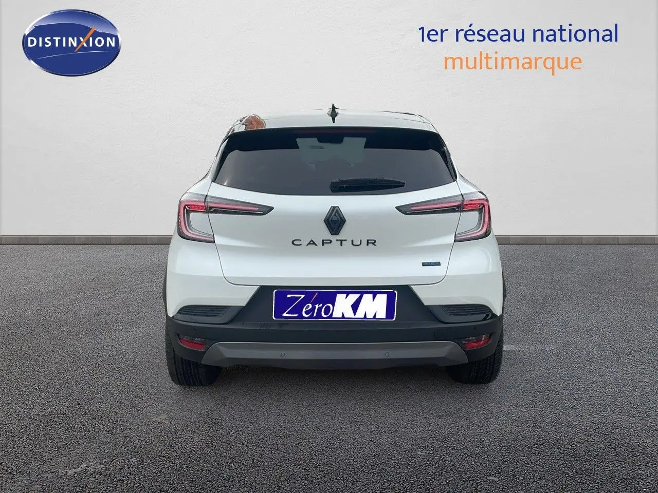 Vue arrière d'un Renault Captur blanc nacré avec toit noir, feux LED et badge Captur bien visible.