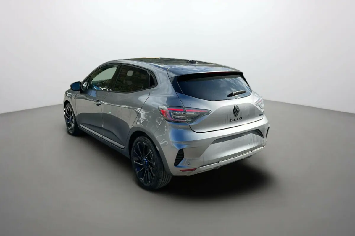 Vue 3/4 arrière droite d'une Renault Clio V E-Tech 145 Esprit Alpine Bose gris schiste avec jantes noires 17 pouces.