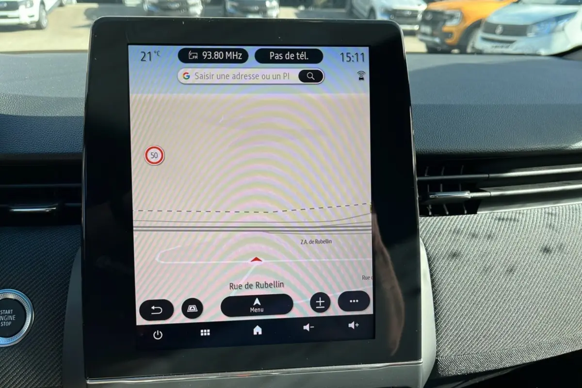 Vue rapprochée de l’écran tactile central de la Renault Clio V E-Tech 145 Esprit Alpine Bose affichant la navigation GPS.