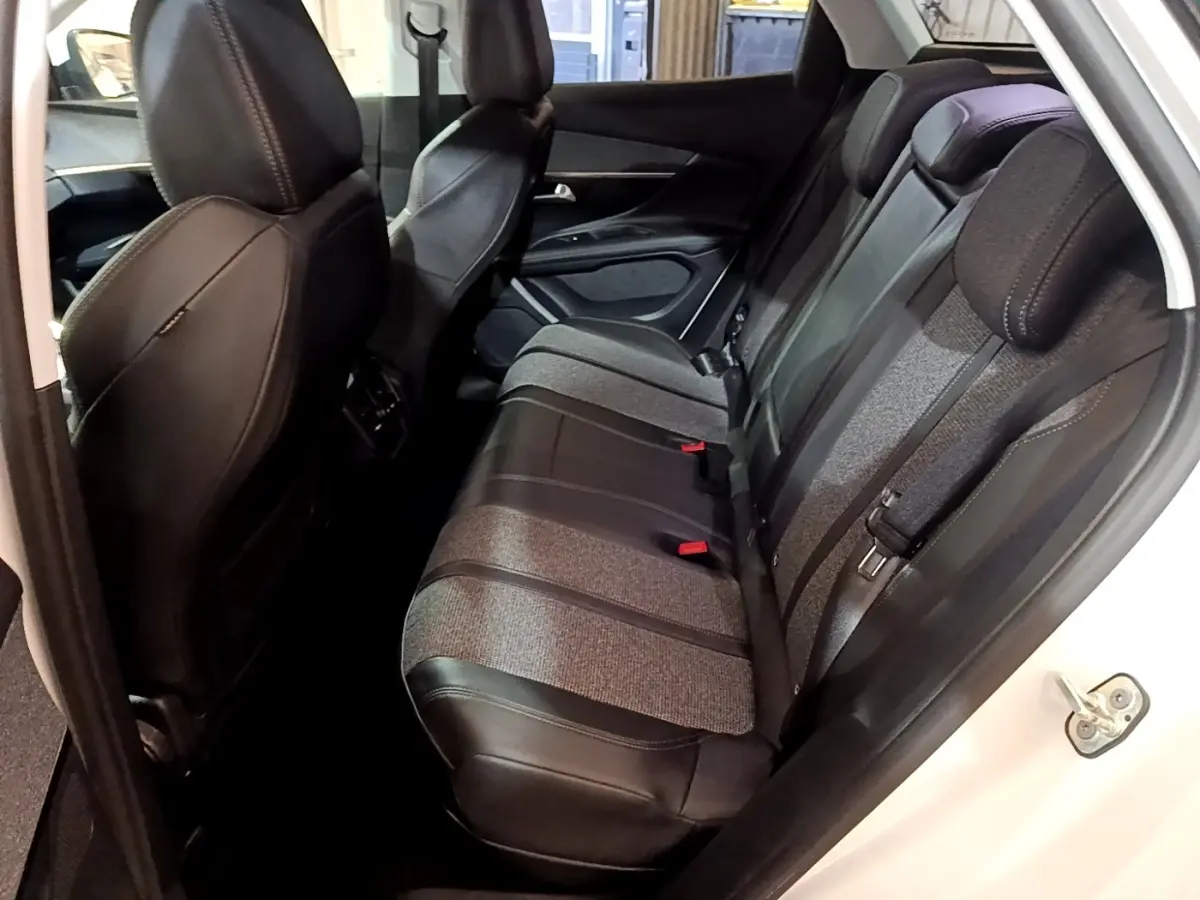 Vue intérieure côté droit montrant la banquette arrière bi-matière noire et grise du Peugeot 3008 blanc hybride rechargeable 2020.
