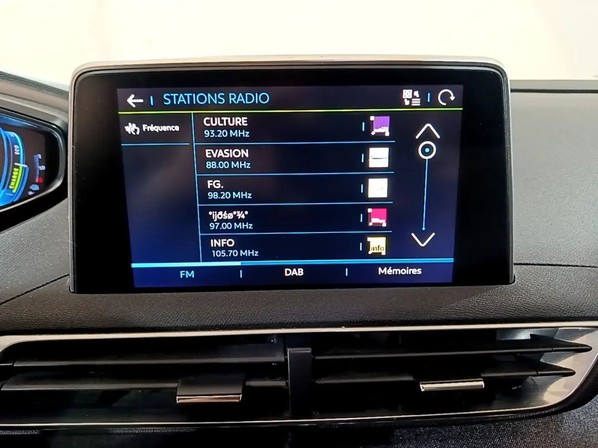 Écran tactile central affichant les stations radio dans l’habitacle d’un Peugeot 3008 blanc, vue de face.