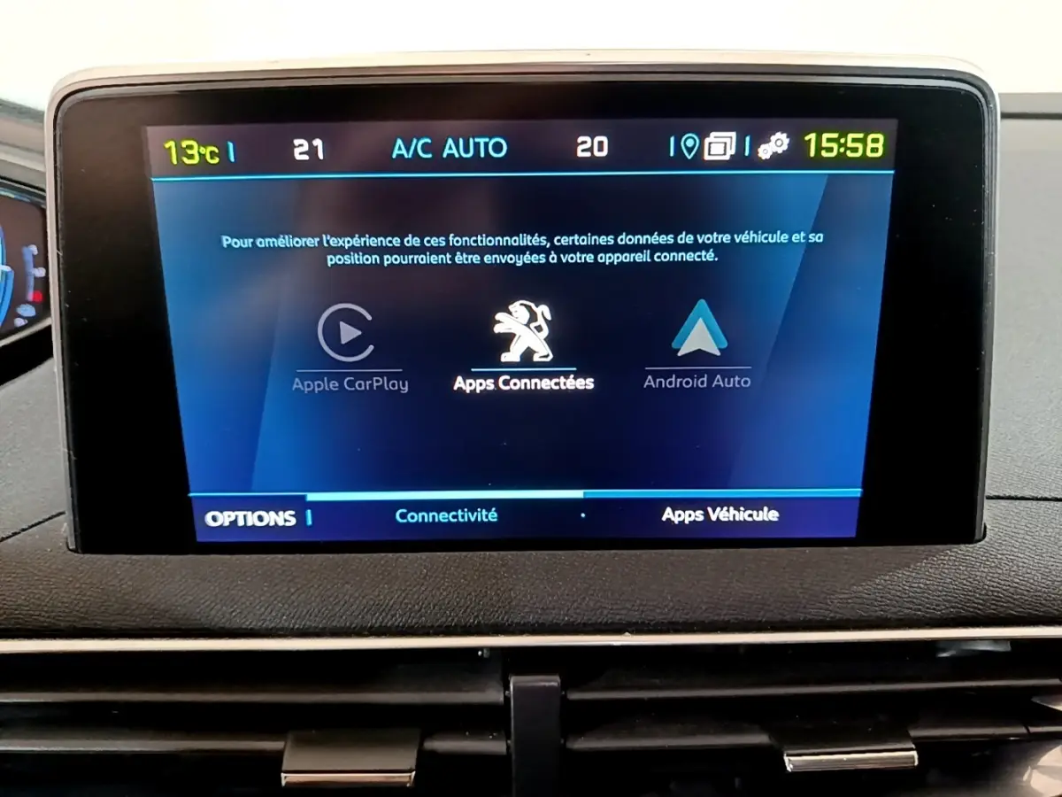 Écran tactile central du tableau de bord du Peugeot 3008 blanc, affichant Apple CarPlay et Android Auto.
