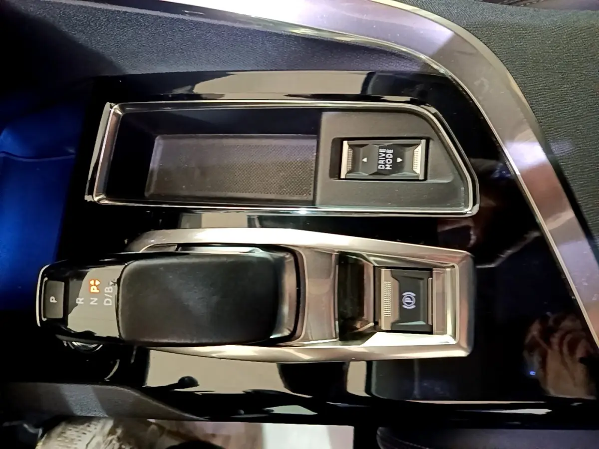 Gros plan sur le levier de vitesses et commande Drive Mode du Peugeot 3008 blanc, intérieur noir brillant.