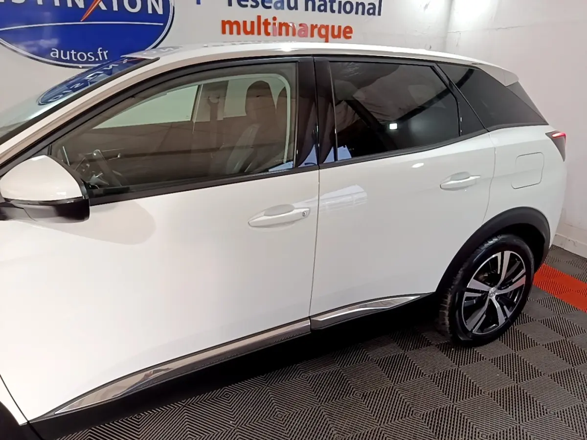 Vue latérale droite d’un Peugeot 3008 blanc hybride rechargeable avec jantes alliage et vitres teintées.