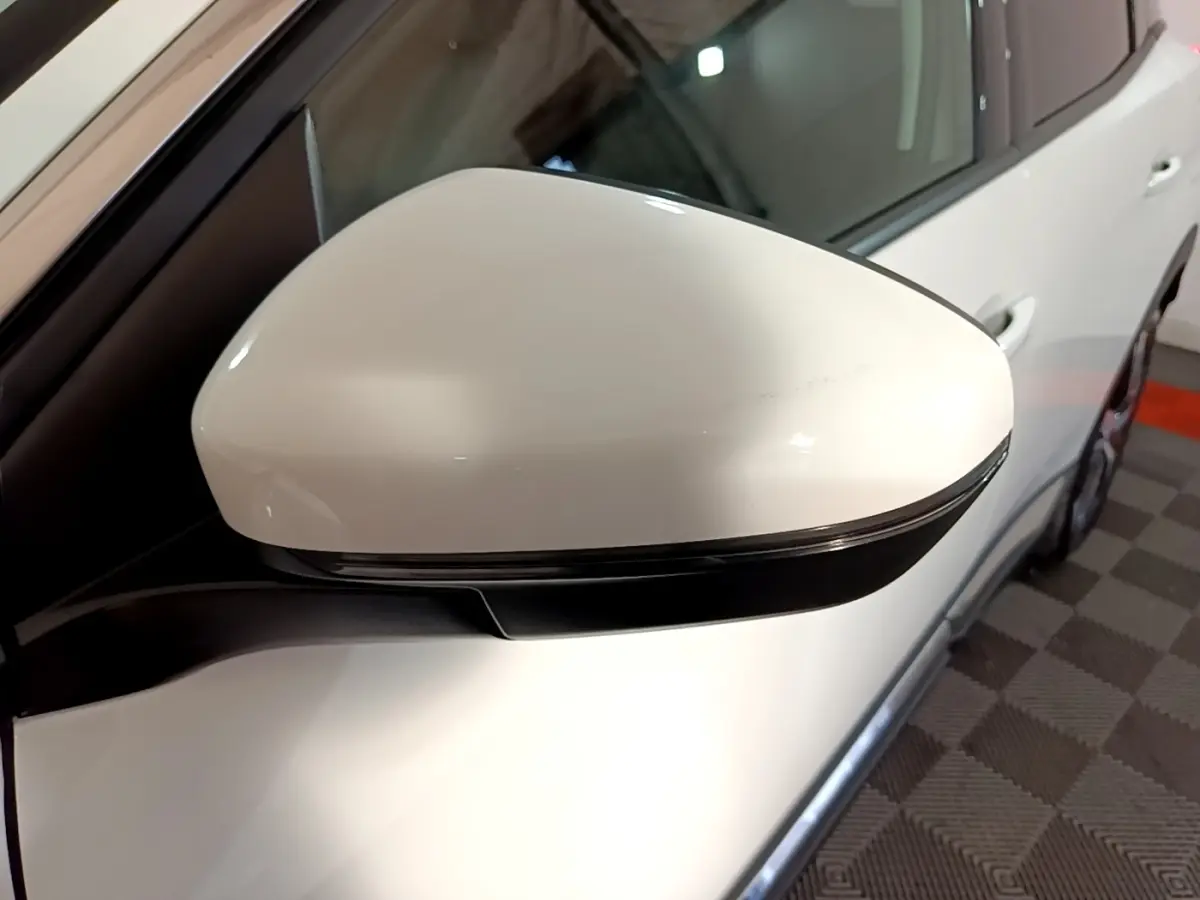 Rétroviseur côté gauche blanc du Peugeot 3008 hybride rechargeable 2020, vue rapprochée en intérieur.