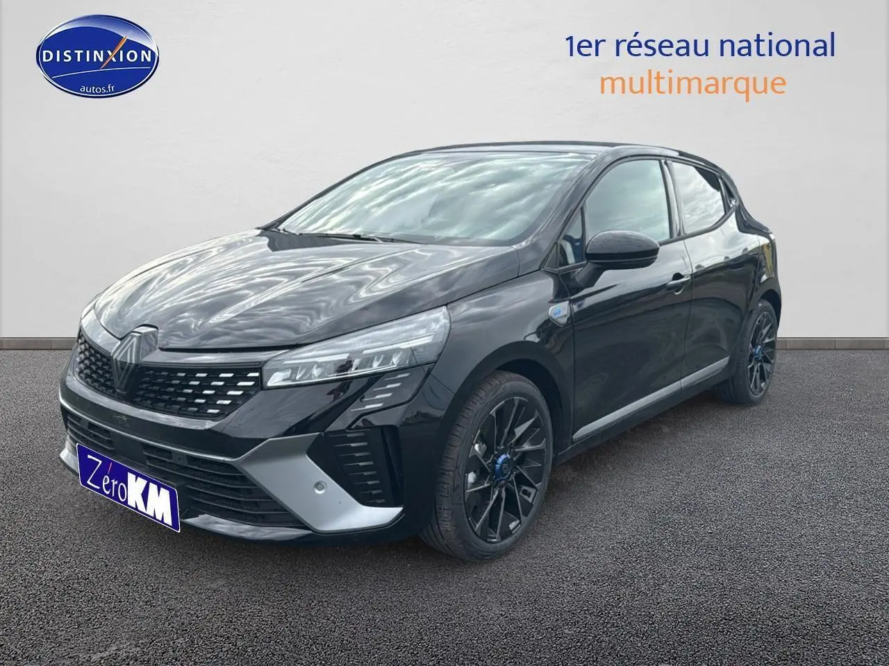 Renault Clio V 1.6 e-tech noir étoile en 3/4 avant droit, jantes alu esprit alpine et calandre chromée visible.