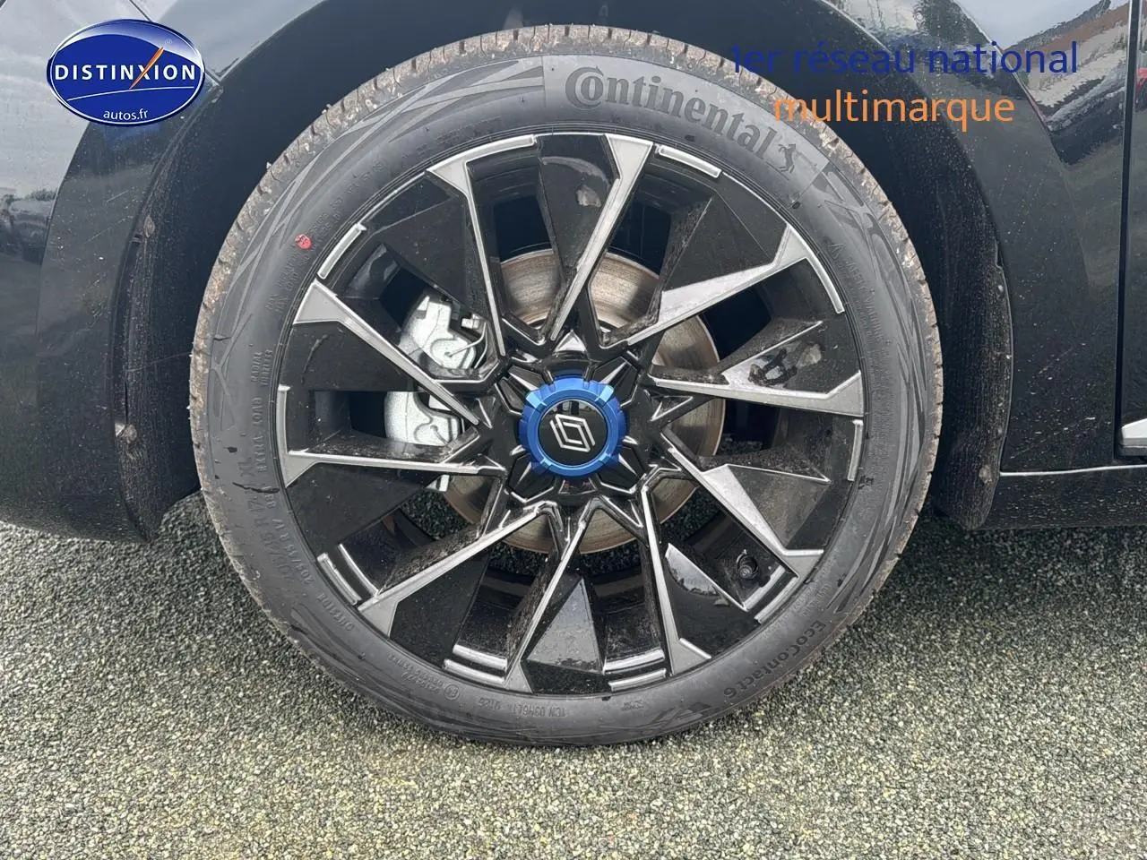 Gros plan sur la jante alu 17 esprit alpine noire et argentée de la Renault Clio V noir étoile côté gauche.