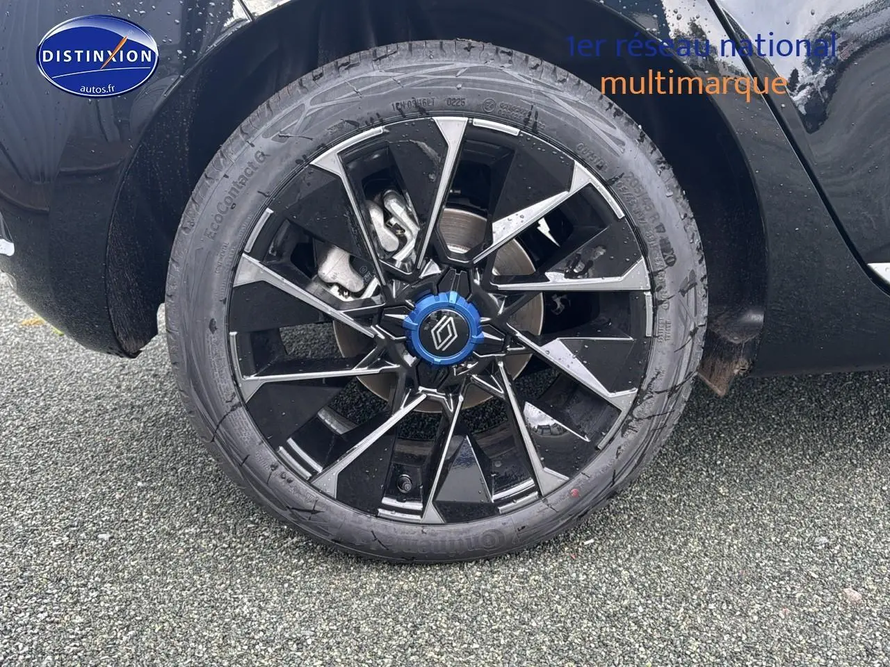 Gros plan sur la jante alu 17 pouces esprit alpine noire et argentée de la Renault Clio V noir étoile côté arrière droit.