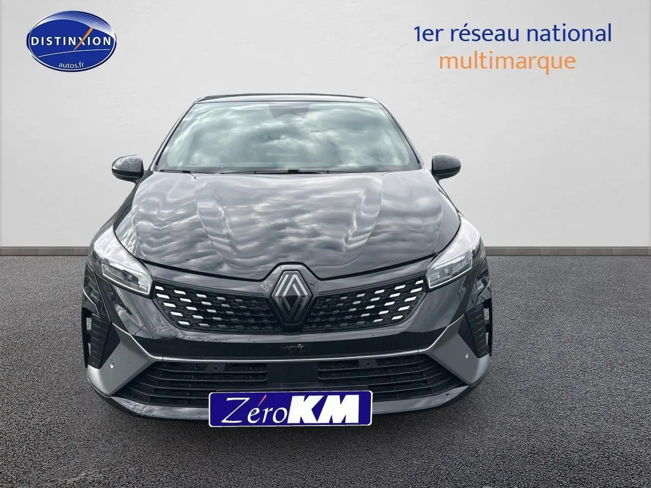 Vue frontale d'une Renault Clio V noire étoile avec calandre chromée et phares LED distinctifs.
