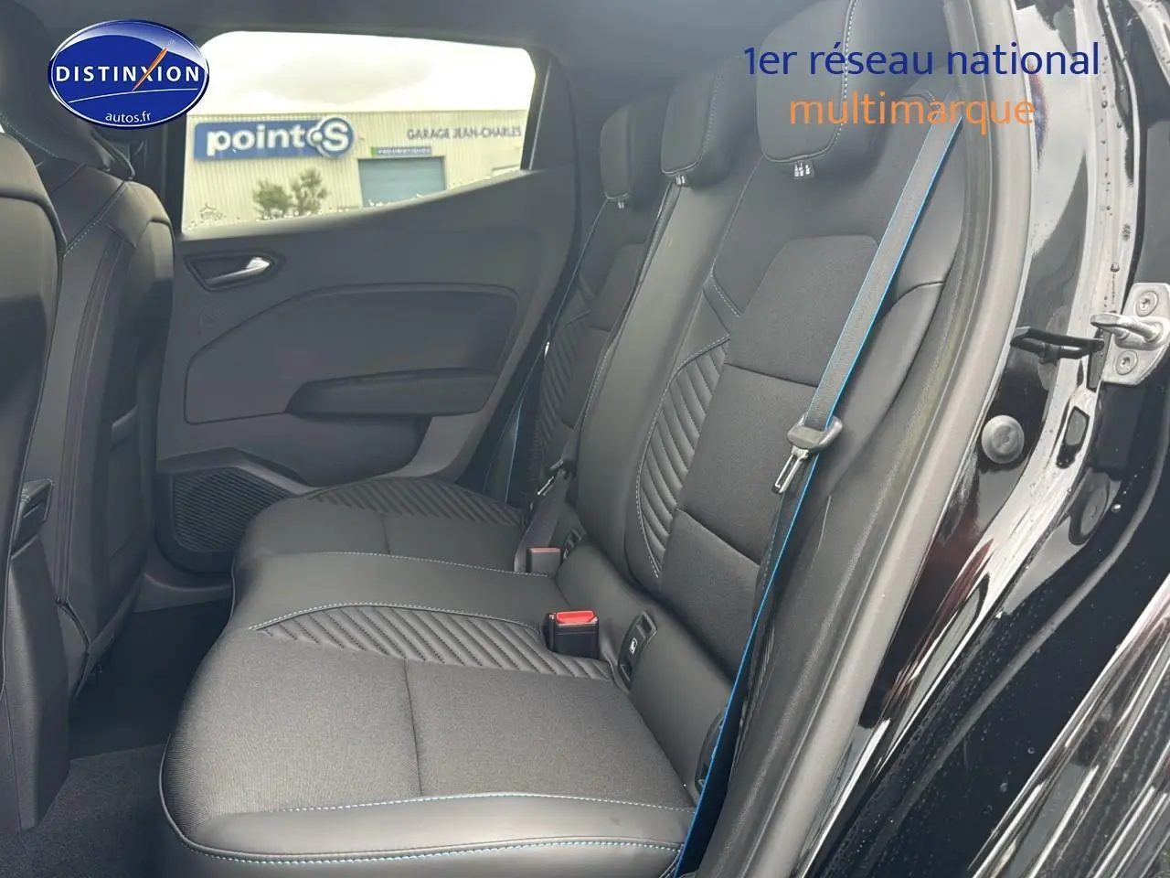 Vue côté droit de la banquette arrière noire étoile de la Renault Clio V esprit Alpine avec surpiqûres bleues et ceinture assortie.