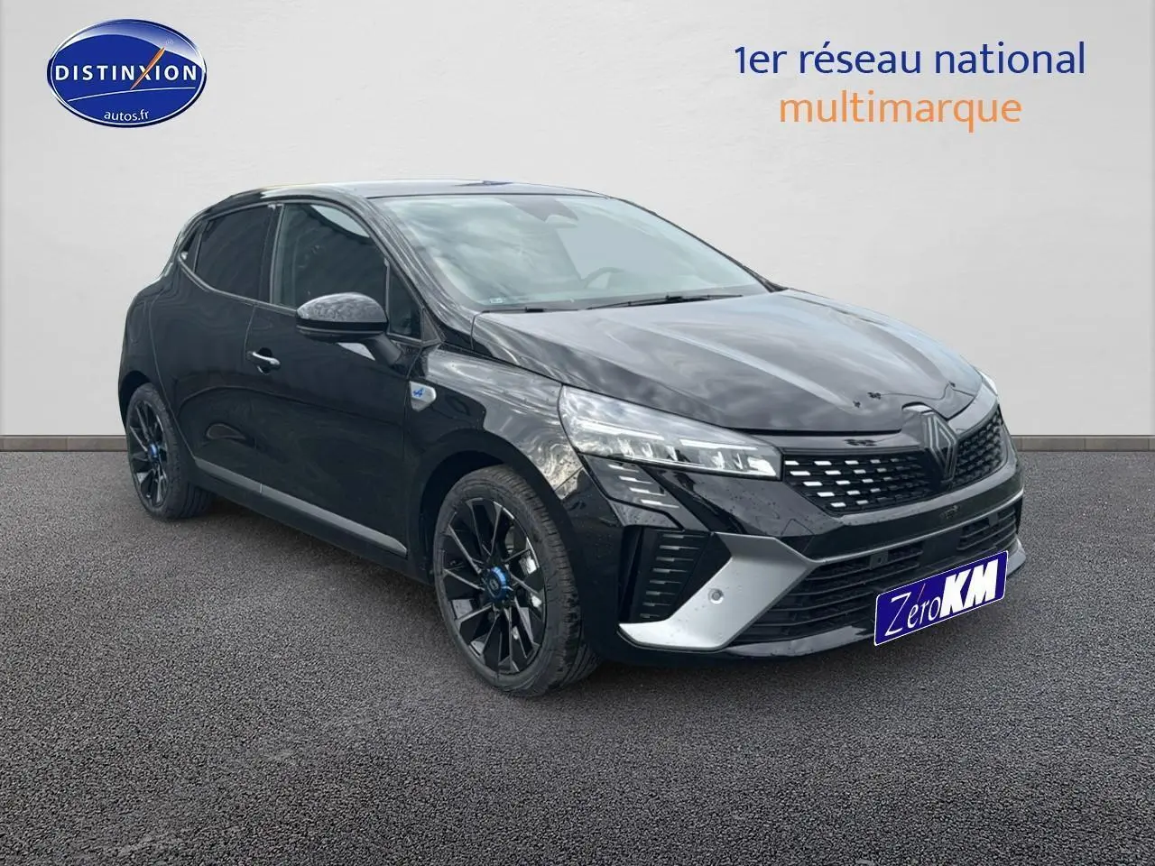 Renault Clio V noir étoile vue 3/4 avant droit avec jantes alu esprit Alpine et calandre chromée.