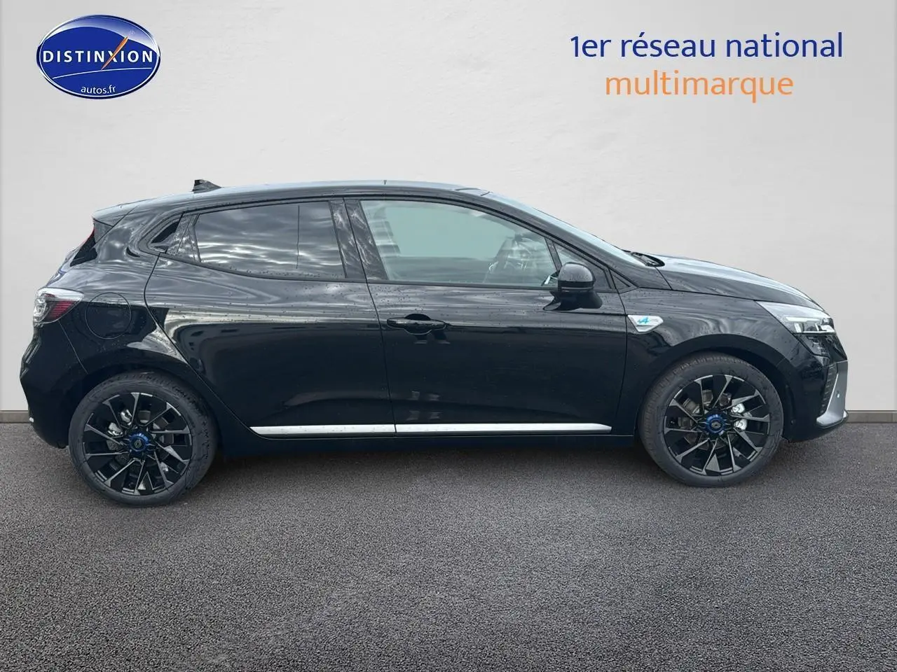 Profil droit d'une Renault Clio V noire étoile avec jantes alu 17 esprit alpine et vitres arrière surteintées.