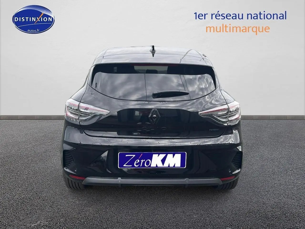 Vue arrière d'une Renault Clio V noire étoile avec feux LED et logo Renault bien visibles.