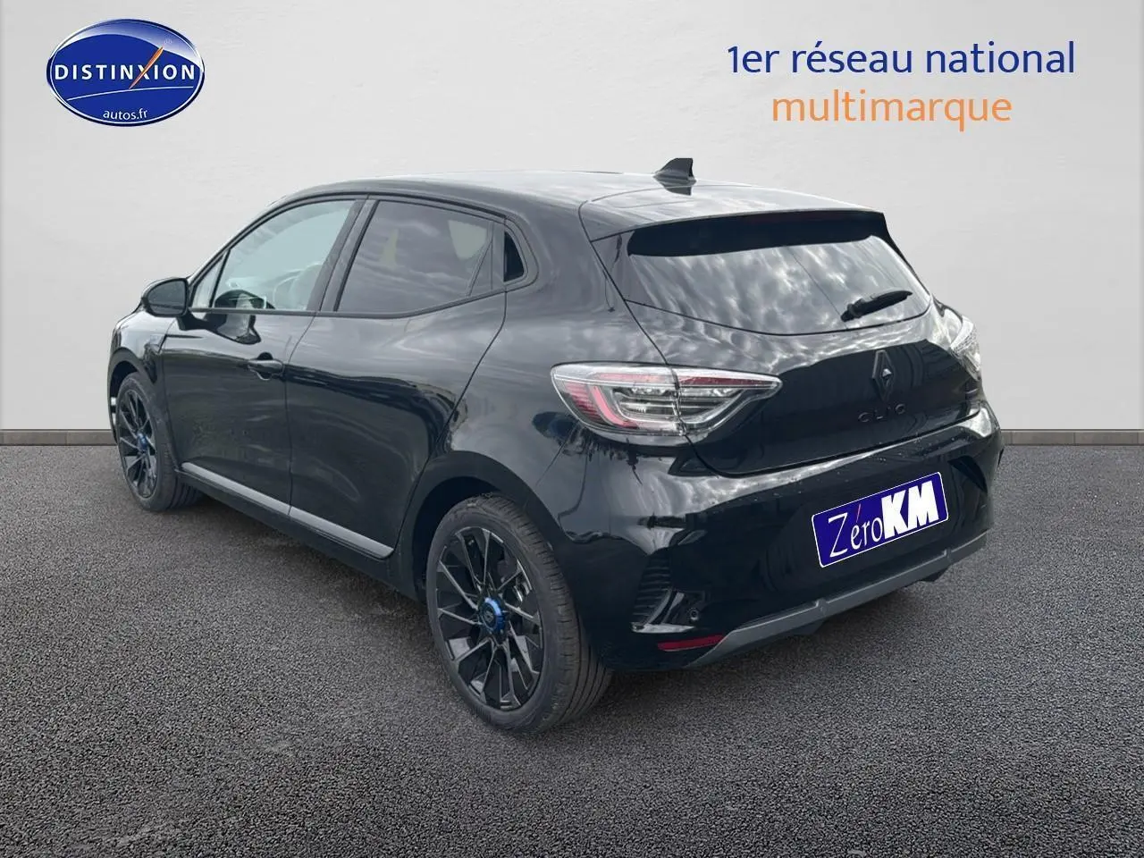 Renault Clio V noir étoile vue 3/4 arrière droit avec jantes alu esprit alpine et becquet arrière.