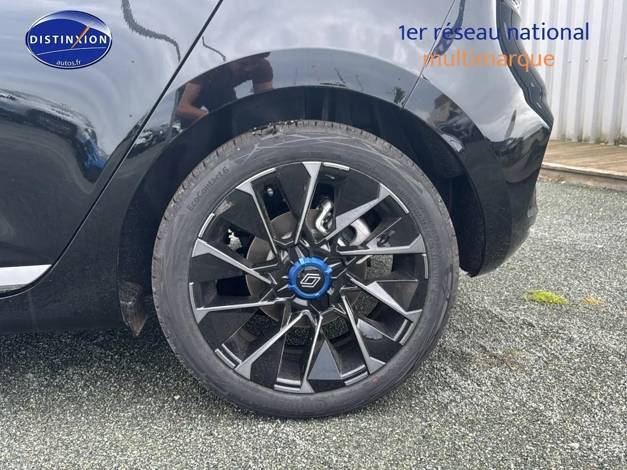 Gros plan sur la jante alu 17 esprit alpine noire étoile côté arrière droit de la Renault Clio V hybride 2025