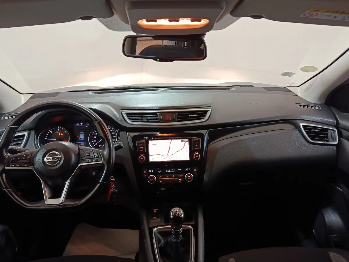 Intérieur du Nissan Qashqai 1.5 DCI 115 Business Edition 2019, tableau de bord avec écran tactile et volant multifonctions en cuir.