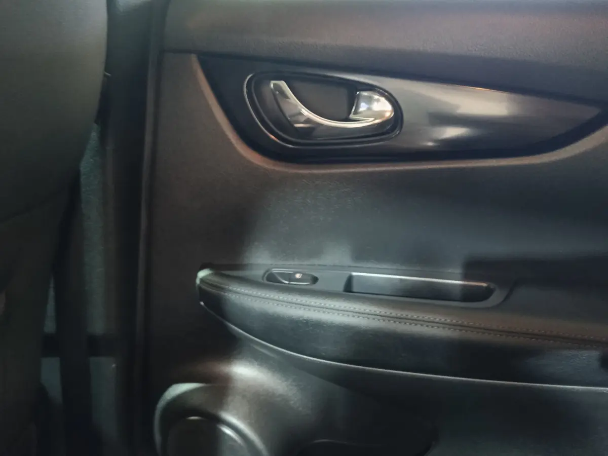 Poignée intérieure côté droit en plastique noir et chrome du Nissan Qashqai 1.5 DCI 115 Business Edition 2019.