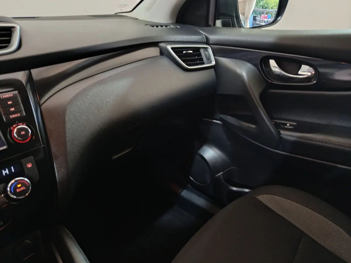 Intérieur avant droit du Nissan Qashqai 1.5 DCI 115 Business Edition 2019, tableau de bord et porte en noir.