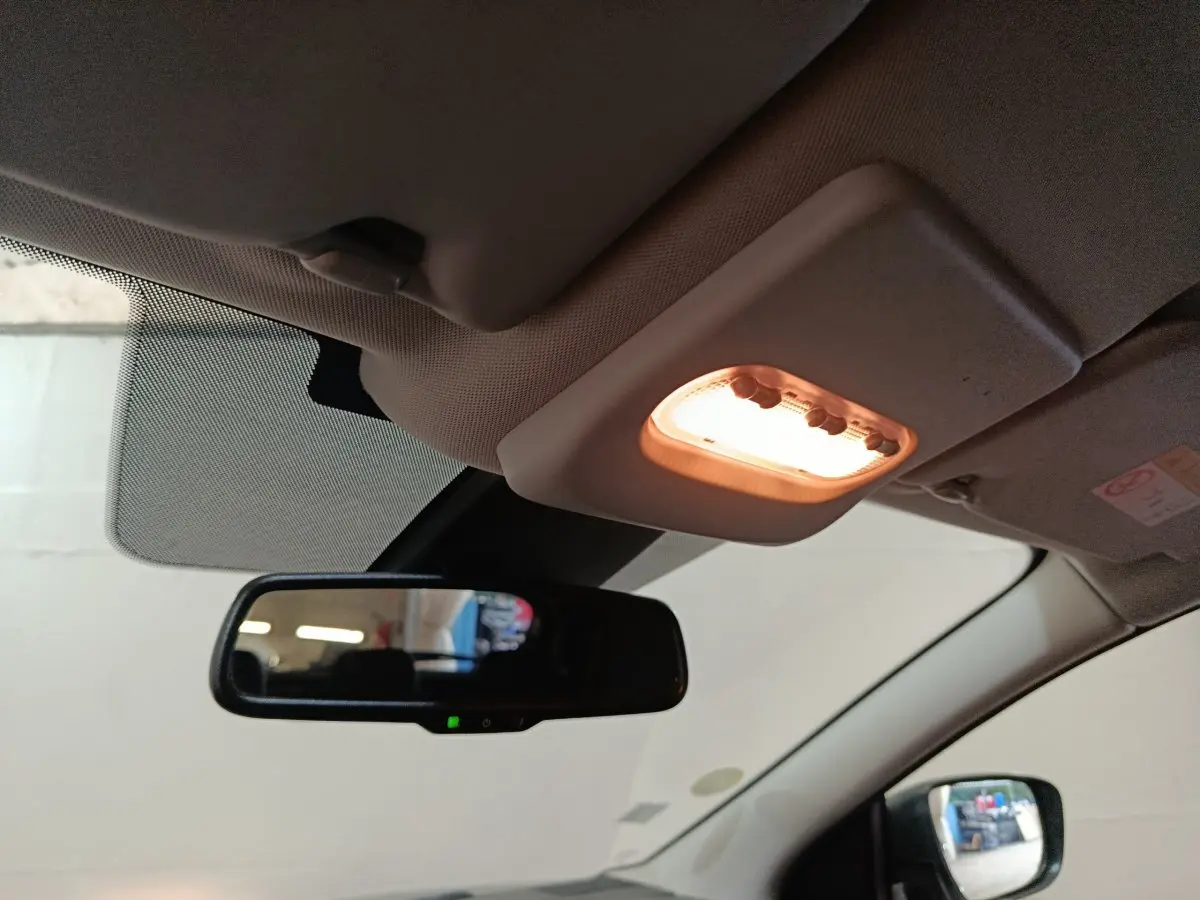 Plafonnier allumé et rétroviseur intérieur du Nissan Qashqai 1.5 DCI Business Edition 2019, vue côté conducteur.