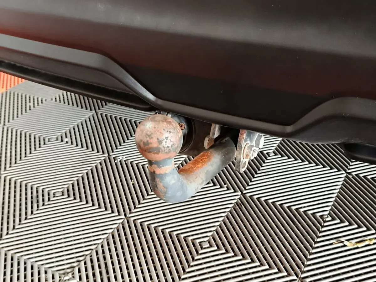 Gros plan sur l'attelage d'une Nissan Qashqai gris clair 2019, visible sous le pare-chocs arrière.