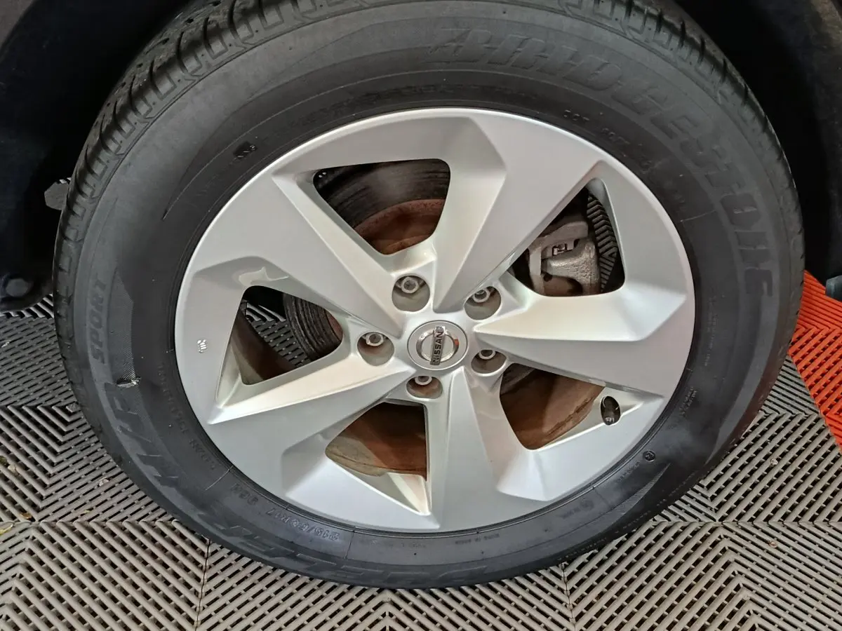 Gros plan sur la roue galette en jante acier du Nissan Qashqai 1.5 DCI 115 Business Edition gris clair de 2019.